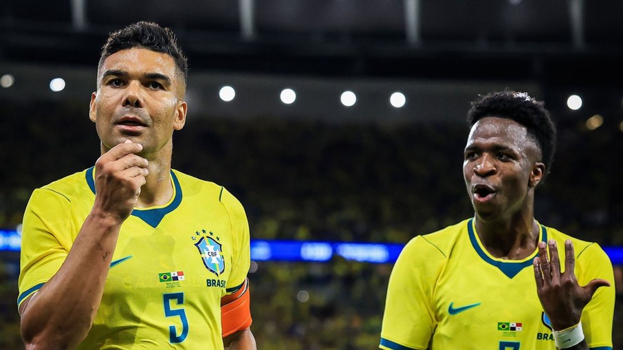 Casemiro e Vini Jr durante Brasil x Panamá