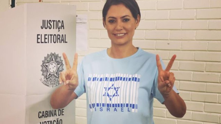 Michelle Bolsonaro foi votar com camiseta de Israel neste domingo (30)