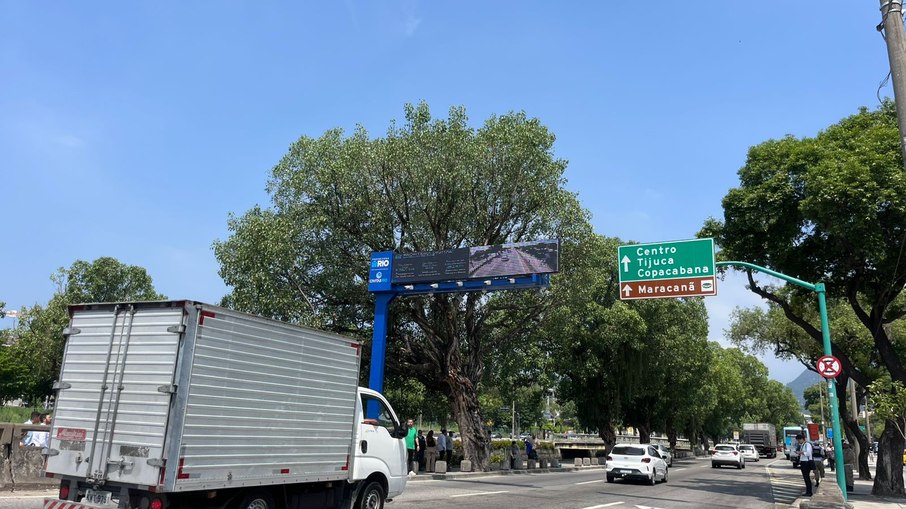Pórtico inteligente da Fronteira Digital é instalado na avenida Francisco Bicalho, no Centro do Rio