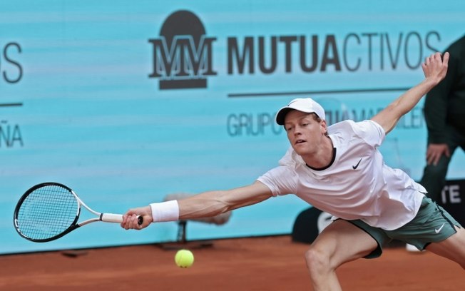 O italiano Jannik Sinner devolve a bola para o russo Karen Khachanov em jogo da quarta rodada do Masters 1000 de Madri, na Caja Magica, na capital espanhola, em 30 de abril de 2024.