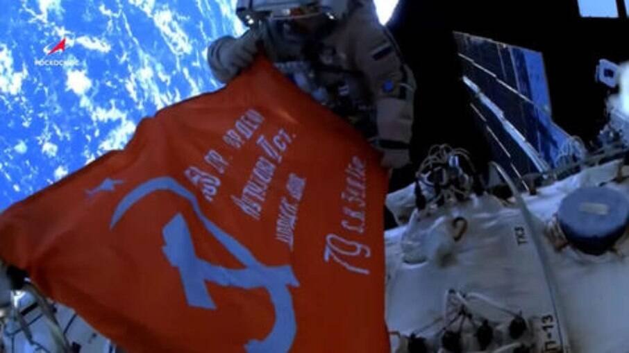 Cosmonautas russos exibem 'bandeira da vitória' na ISS