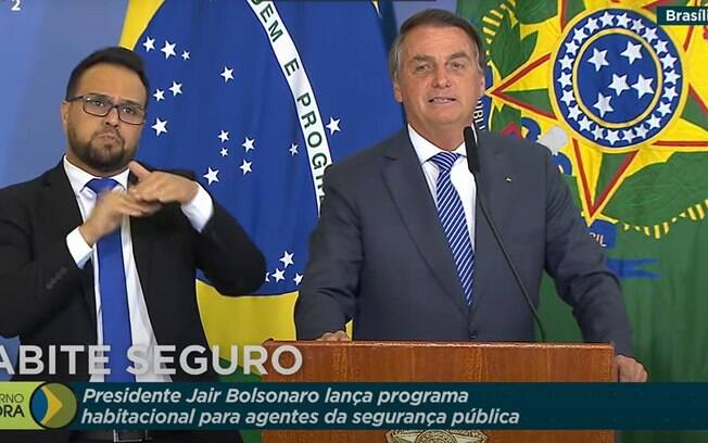 Bolsonaro sugere que policiais paguem R$ 10 a viúvas de colegas mortos Bolsonaro sugere que policiais paguem R$ 10 a viúvas de colegas mortos