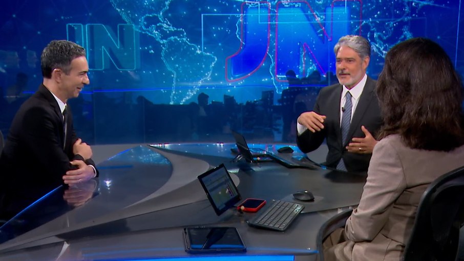 Bonner se emociona durante passagem do JN para César Tralli