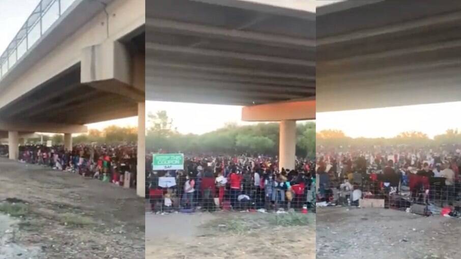 Imigrantes debaixo da Ponte Internacional Del Rio enquanto esperam para se entregar à Patrulha de Fronteira dos EUA e pedir asilo