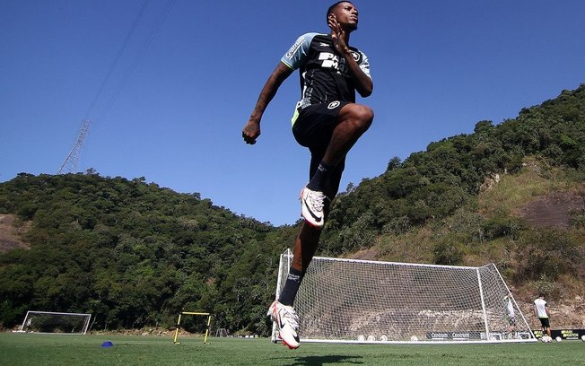 Tchê-Tchê retorna aos treinamentos e deve estar a disposição de Artur Jorge diante da LDU