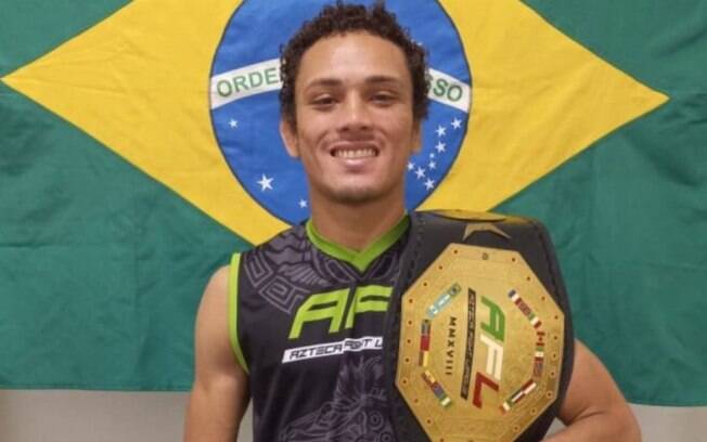 Brasileiro finaliza, mantém cinturão peso-mosca do evento Azteca Fight League e agora sonha com o UFC Brasileiro finaliza, mantém cinturão peso-mosca do evento Azteca Fight League e agora sonha com o UFC