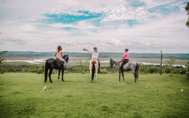 A cavalgada ecológica é um passeio pela Mata Atlântica, passando pelo Vale dos Bufálos e uma praia deserta