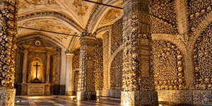 Conheça a capela coberta por milhares de ossos