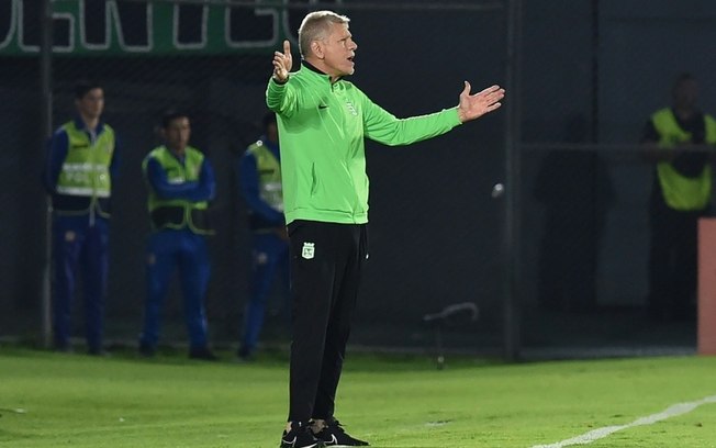 (arquivo) O técnico brasileiro Paulo Autuori comanda seu ex-time, o Atlético Nacional da Colômbia, em uma partida da Libertadores contra o Olimpia do Paraguai, no estádio Defensores del Chaco, em Assunção, em 8 de junho de 2023. (arquivo) O técnico brasileiro Paulo Autuori comanda seu ex-time, o Atlético Nacional da Colômbia, em uma partida da Libertadores contra o Olimpia do Paraguai, no estádio Defensores del Chaco, em Assunção, em 8 de junho de 2023.