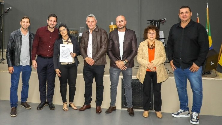 Louveira entrega 74 escrituras a famílias de seis bairros