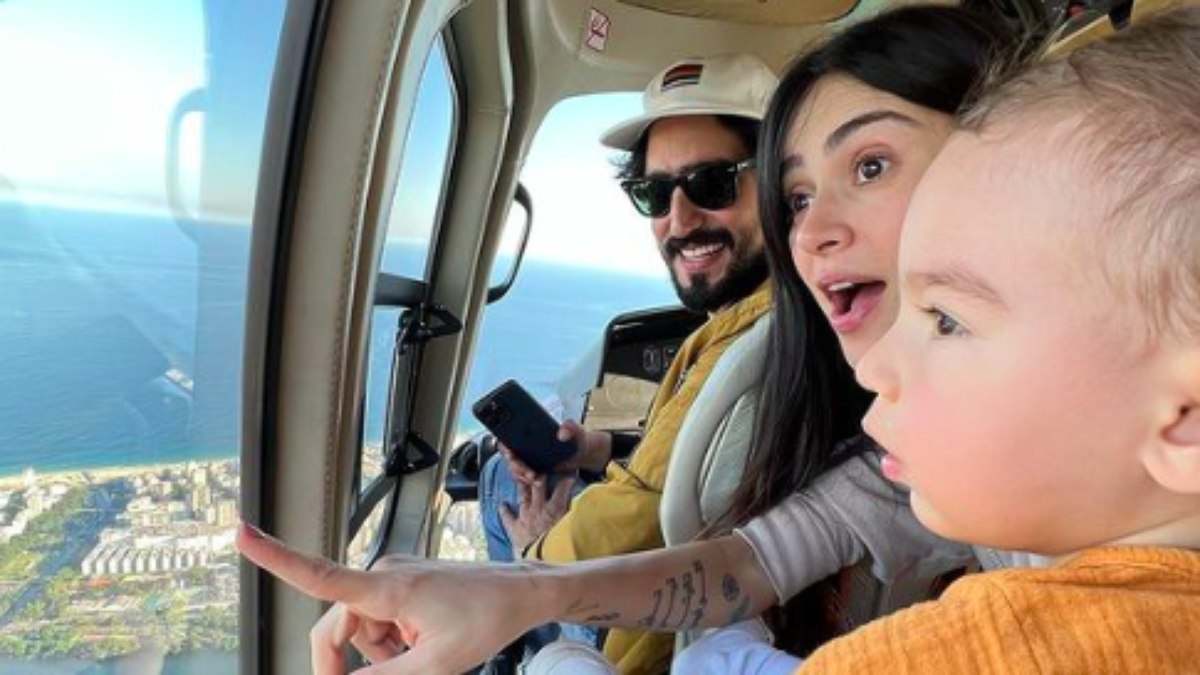 Thaila Ayala leva o filho Francisco para andar de helicóptero 