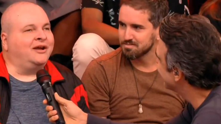 Tadeu Schmidt comete gafe ao entrevistar deficiente visual no BBB