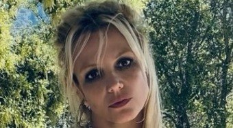 Britney Spears é advertida por beber e fumar em voo, diz site