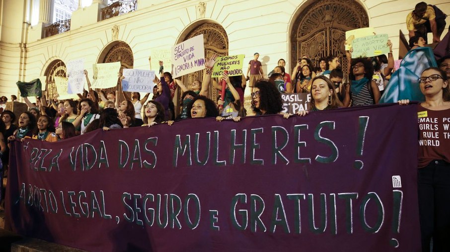 Mulheres pedem legalização do aborto em manifestação no Brasil