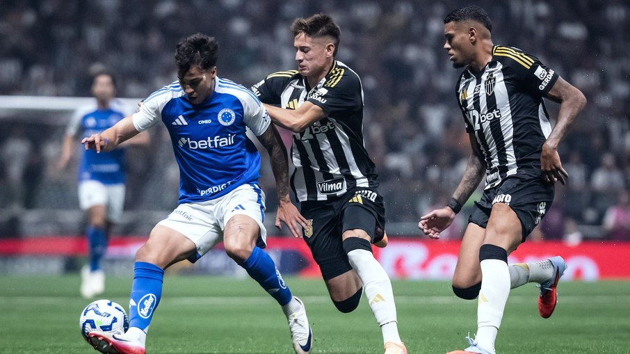 Com expulsão polêmica, Atlético-MG e Cruzeiro ficam no empate Com expulsão polêmica, Atlético-MG e Cruzeiro ficam no empate