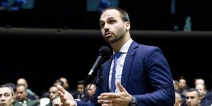 Eduardo Bolsonaro sugere intervenção militar dos EUA no Brasil