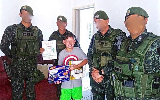 Equipe de Policiais do COE levaram os presentes de Natal que Lucas pediu