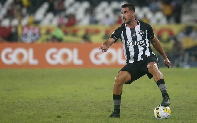 Gabriel Pires comenta período no Botafogo: 'A ficha ainda está caindo'