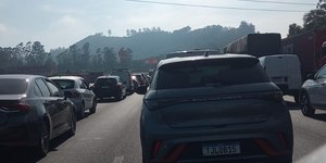 Veículo em chamas interdita Rodovia dos Bandeirantes (SP)