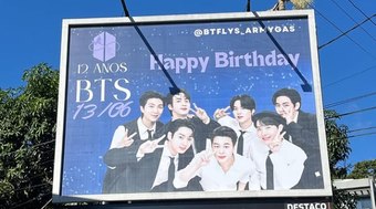 F%C3%A3s%20celebram%20anivers%C3%A1rio%20do%20BTS%20com%20outdoor%20em%20Blumenau