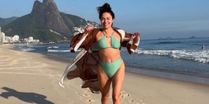 Aos 63 anos, Claudia Ohana impressiona com fotos de biquíni