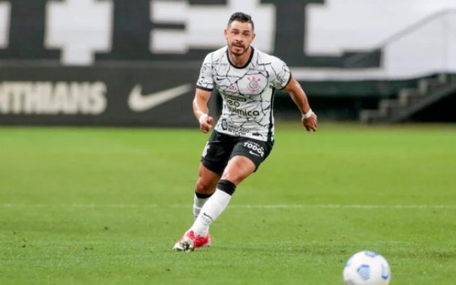 Giuliano em ação com a camisa do Corinthians em 2021 Giuliano em ação com a camisa do Corinthians em 2021