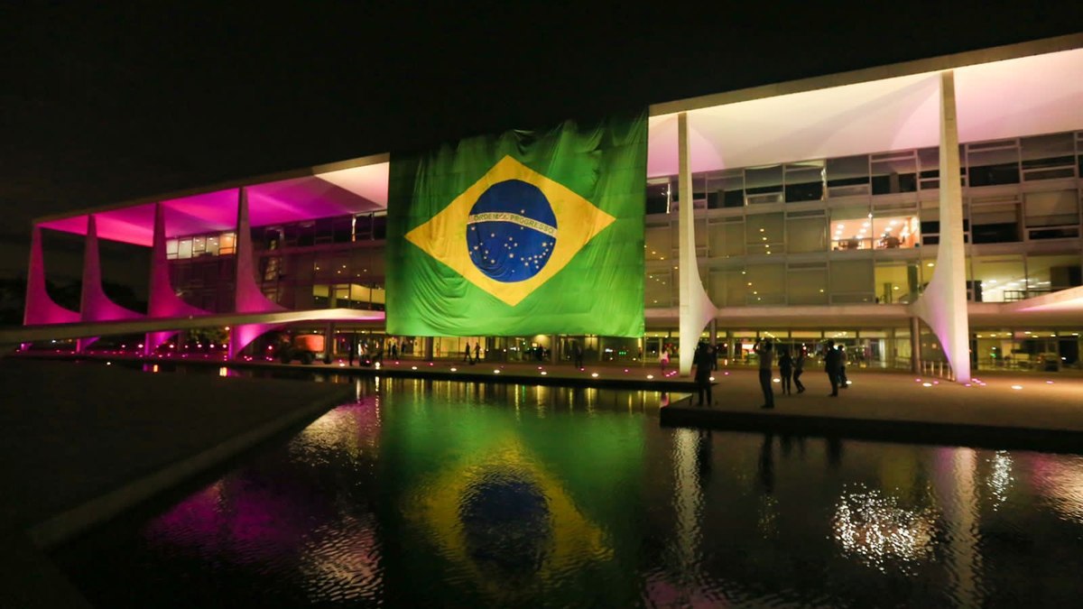 Bandeira do Brasil no Palácio do Planalto