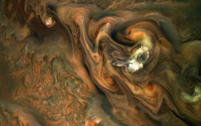 Nuvens no hemisfério norte de Júpiter: faixa de turbilhão enorme