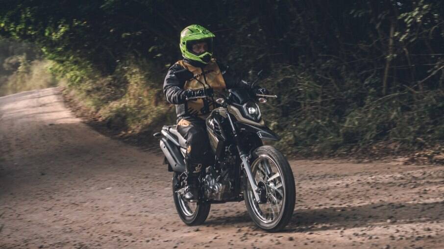 A Yamaha XTZ 150 Crosser 2023 está com a nova cor Dakar Areia