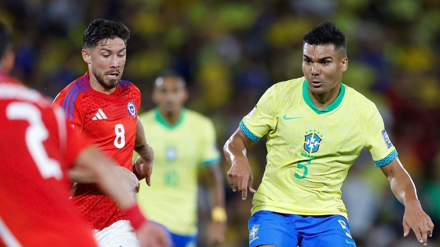 Casemiro domina bola contra a seleção chilena nas Eliminatórias para a Copa