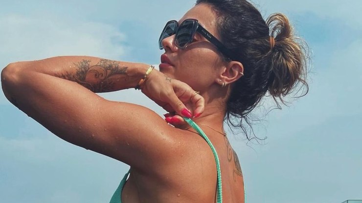 De biquíni, Kelly Key revela corpão em ilha paradisíaca