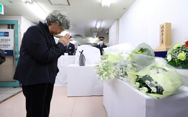 Shizue Takahashi, cujo marido morreu no ataque com gás sarin no metrô de Tóquio em 1995, na estação de Kasumigaseki, em 20 de março de 2025