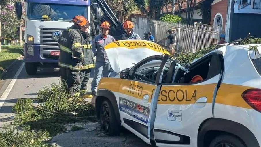 Uma outra mulher, de 24 anos, estava em um carro de autoescola quando o acidente ocorreu no Vale do Paraíba