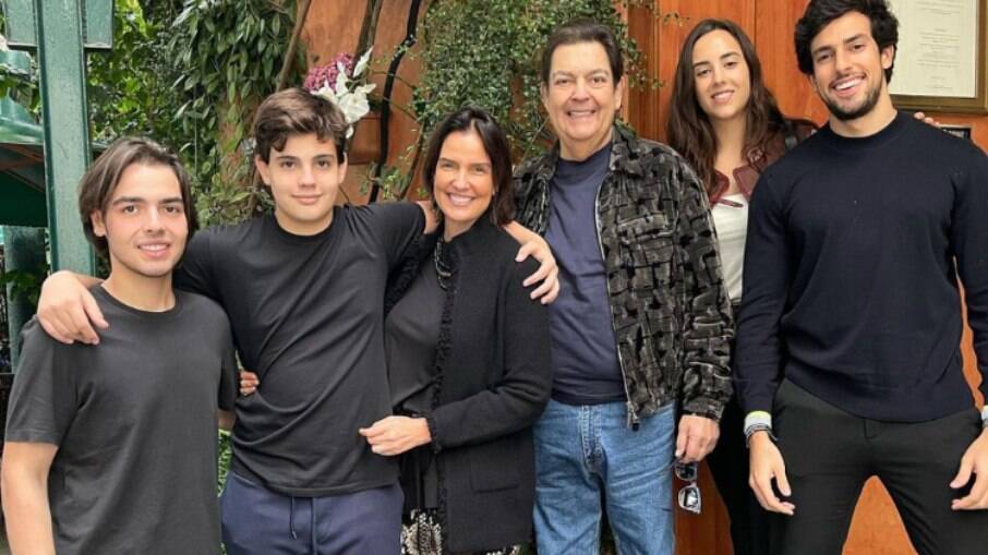 Esposa de Fausto Silva reúne família em clique inédito e fãs elogiam: 'Lindos'