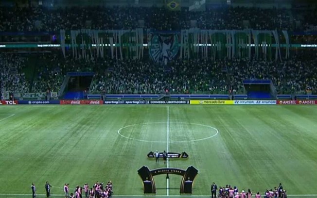 Endrick foi homenageado pela torcida do Palmeiras