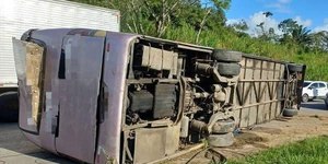 Ônibus com torcedores do Bahia tomba a caminho de Recife