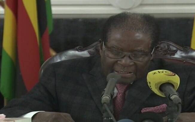 Em discurso veiculado na TV estatal do Zimbábue, Mugabe reconheceu críticas dos militares, da população e do ZANU-PF