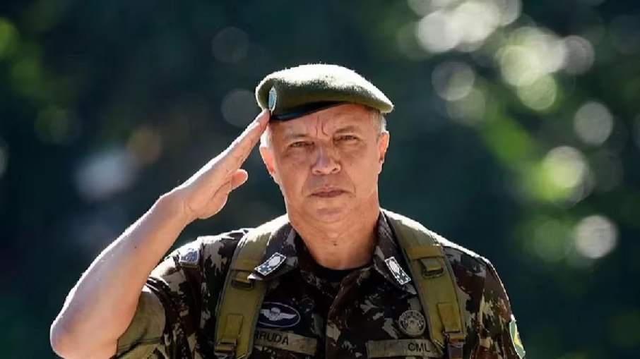 O comandante Júlio César de Arruda será substituído pelo atual comandante militar do Sudeste, general Tomás Miguel Ribeiro Paiva.