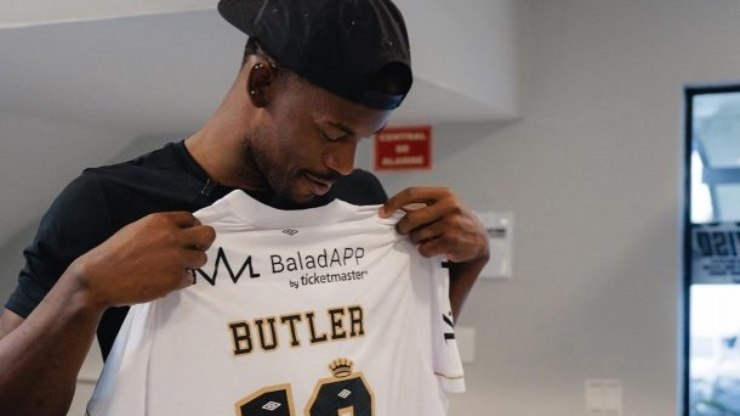 Astro%20da%20NBA%20e%20amigo%20de%20Neymar%2C%20Jimmy%20Butler%20visita%20o%20CT%20do%20Santos