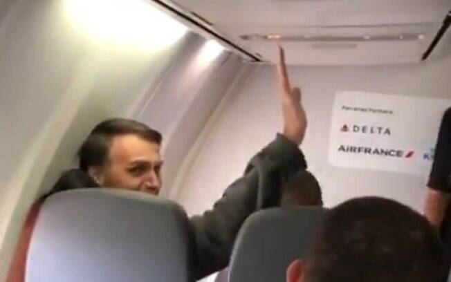 Candidato Jair Bolsonaro foi celebrado em avião de carreira após deixar Hospital Albert Einstein, em SP