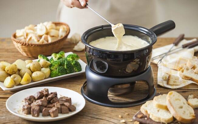 O fondue é uma receita romântica e clássica para casais