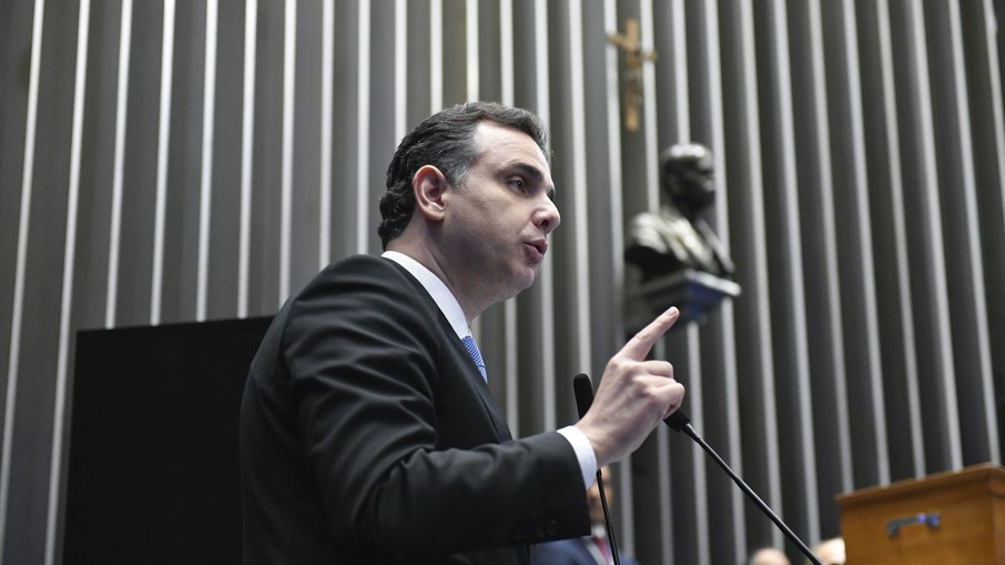 O senador Rodrigo Pacheco (PSD-MG) em discurso na tribuna do Senado