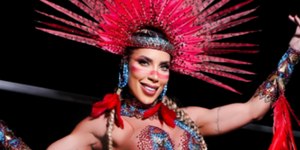 Tati Minerato brilha como Rainha de Bateria e fala do novo procedimento estético no bumbum