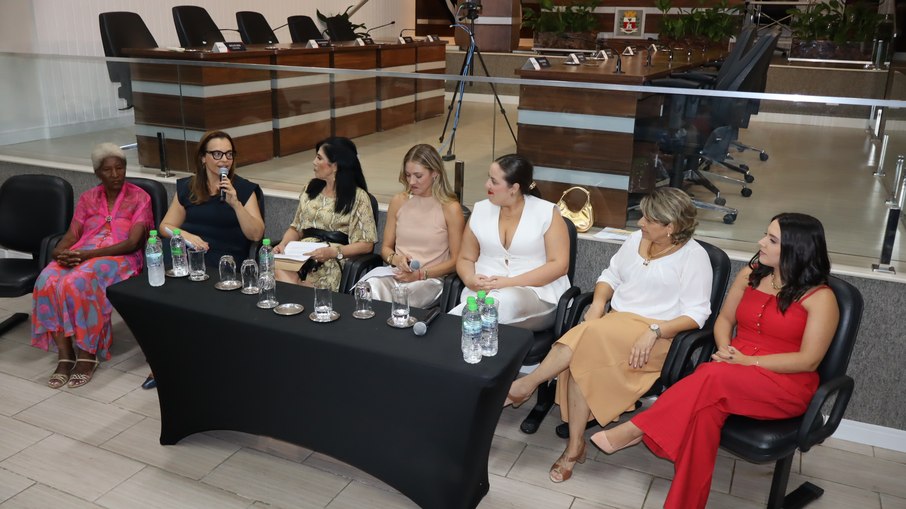 Lúcia Aparecido, Denise Florencio, Meres Affonso, Luciana Del Costa, Marina Rotella, Cris Mazon e Beatriz Villaça, (esq. para dir)