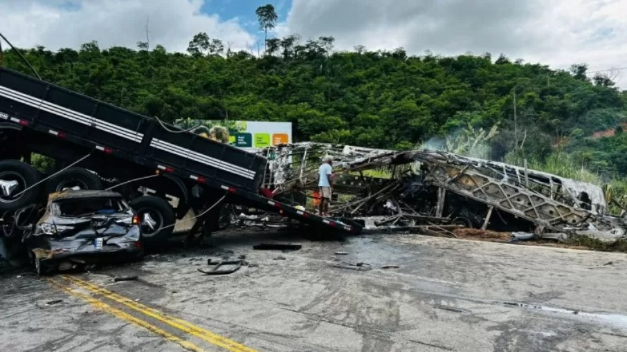 Acidente em Minas Gerais envolveu ônibus, carreta e carro de passeio