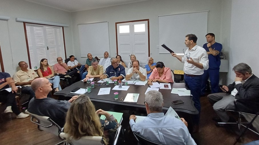 Julliano Gasparini durante reunião com conselheiros de saúde