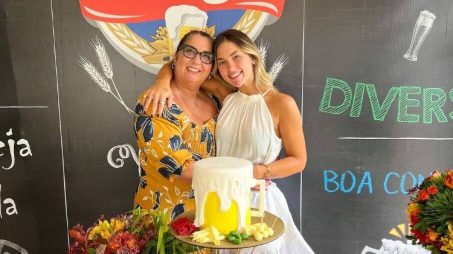 Virginia Fonseca presenteia mãe com R$56 mil reais em dinheiro