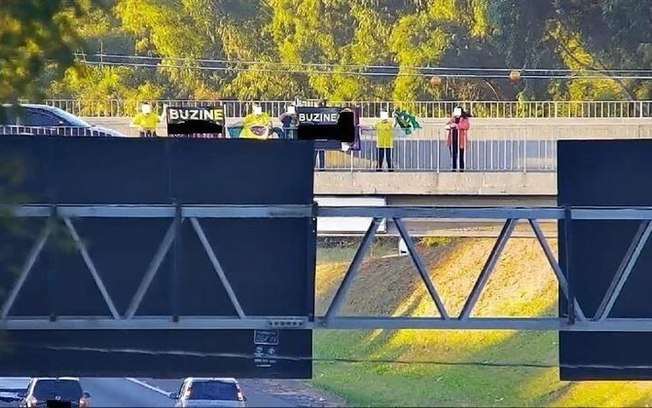 Manifestantes pró-Bolsonaro fazem manifestação em viaduto de São Carlos Manifestantes pró-Bolsonaro fazem manifestação em viaduto de São Carlos