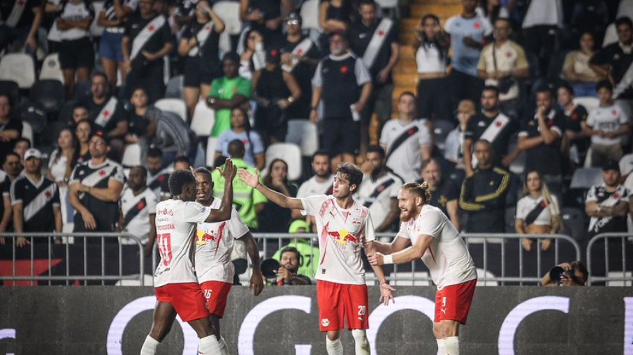 Rodriguinho comemorando o gol no final do primeiro tempo