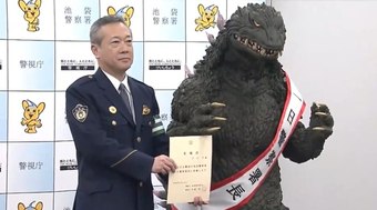 Godzilla vira chefe de polícia em campanha de trânsito em Tóquio